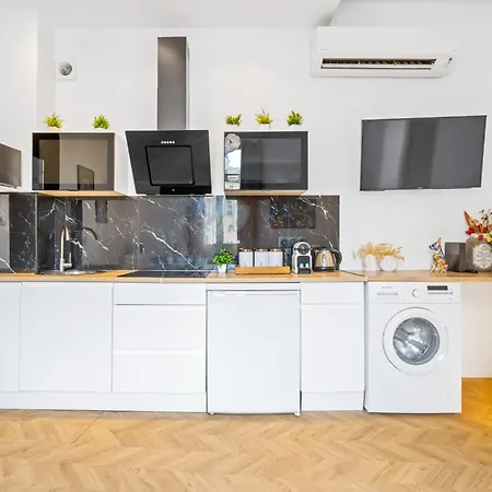 2 Bedrooms - Air Conditioning - Tramway - Fully Equipped Kitchen - Wifi - Steps From Sea Apartamento *
