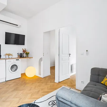 2 Bedrooms - Air Conditioning - Tramway - Fully Equipped Kitchen - Wifi - Steps From Sea Nice